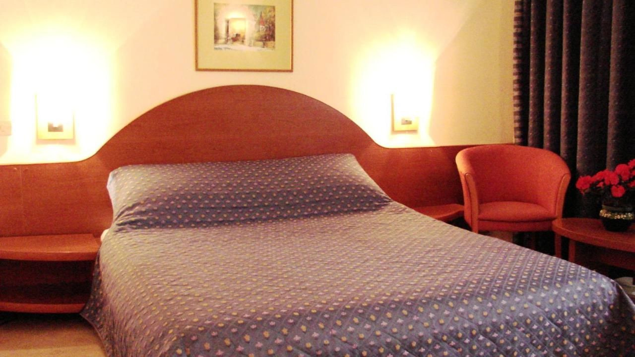 Отель Hotel Irisa Бухарест
